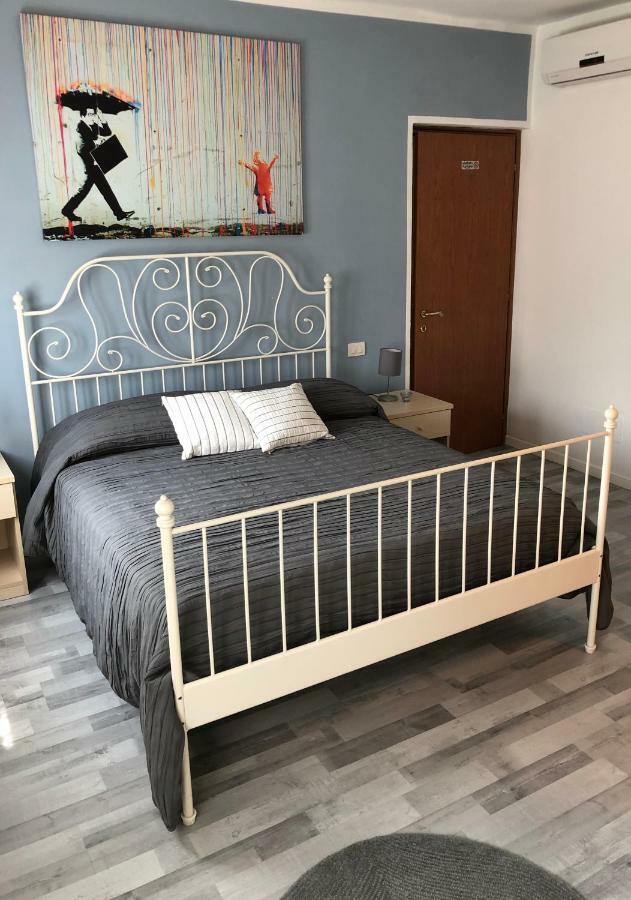 Irides Rooms A Un Passo Dai Parchi Divertimento Lazise Dış mekan fotoğraf